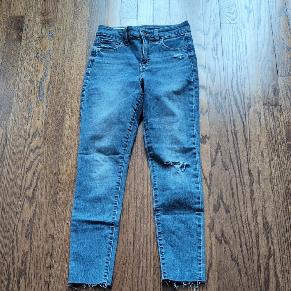 GAP Women's Universal Jeggings Skinny Jeans in Distressed Blue